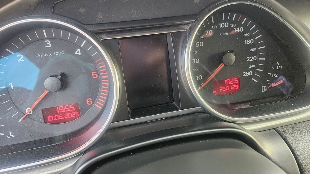 Автомобил Audi Q7