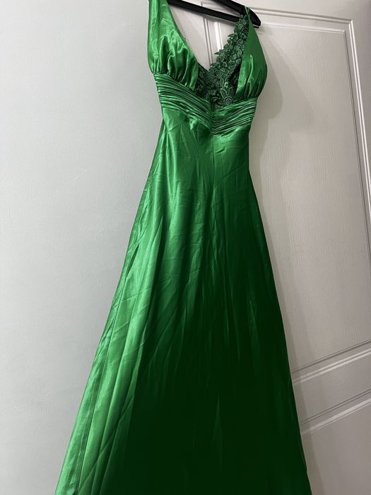 Атласовое шикарное платье