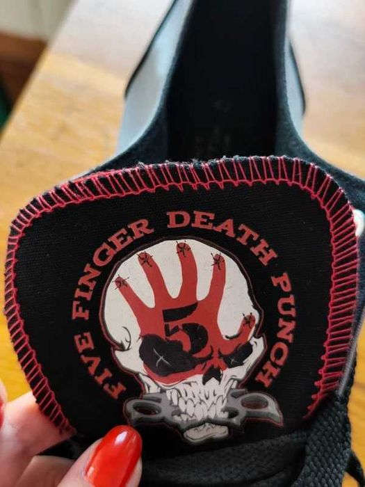 Sneakers gri/negru EMP Five Finger Death Punch mărimea 42