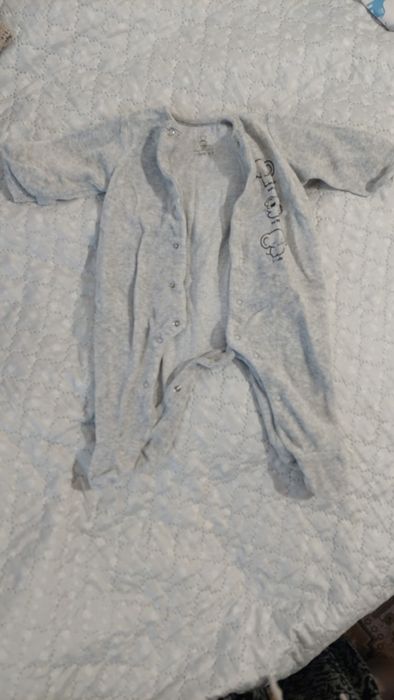 Haine pentru băiat  am 5 cutii până la 1 an cu tot ce trebuie