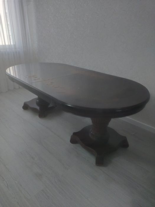 Срочно Продам большой гостиный стол  дерево.