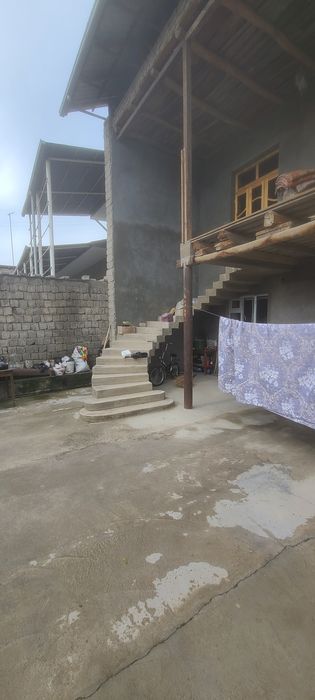 12 sotixli uy sotiladi