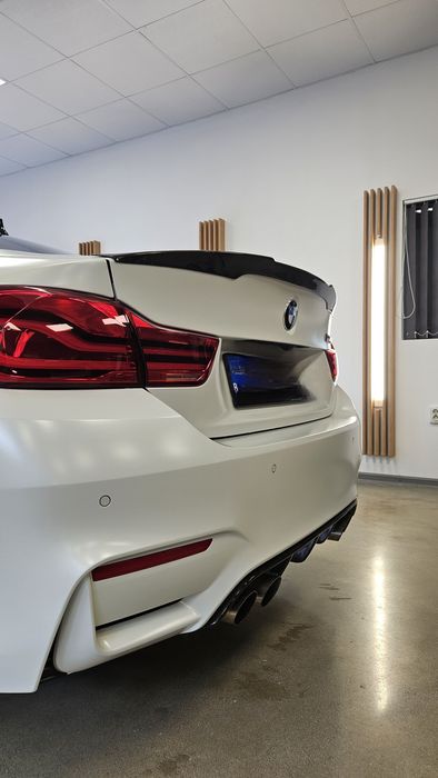 Части за БМВ М4 - лип спойлер,прагове М4 оем, бъбреци оем.