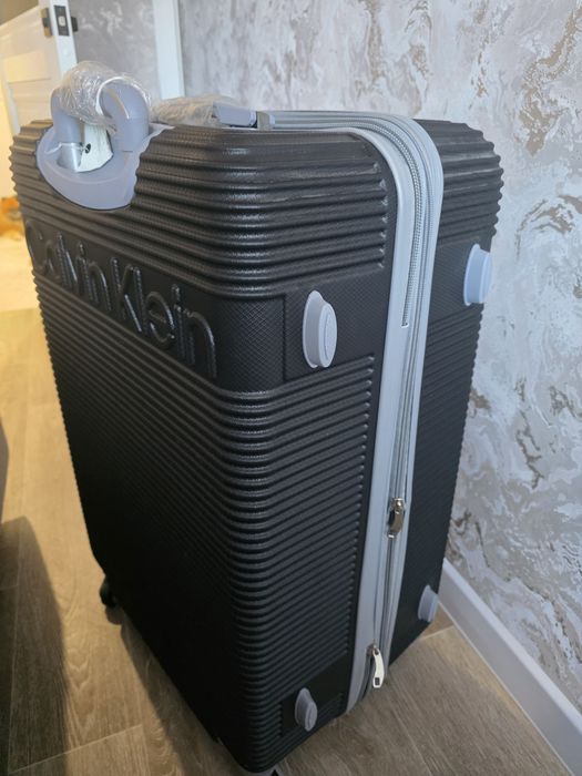 Продам чемодан поликарбонат