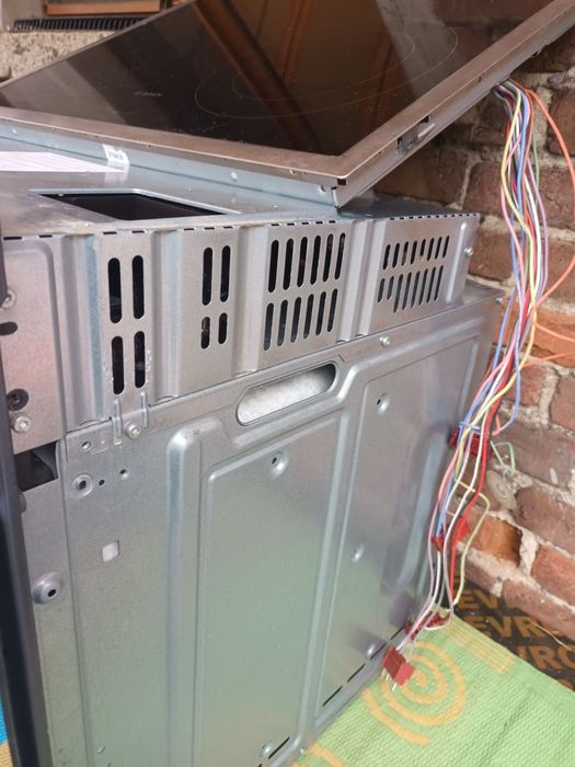 Фурна за вграждане  с керамични котлони  BOSH