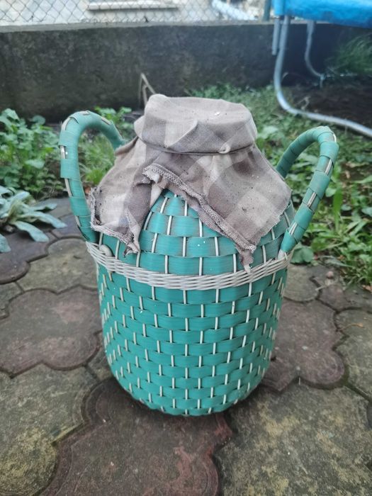 Стъклена дамаджана с оплетка пластмасова