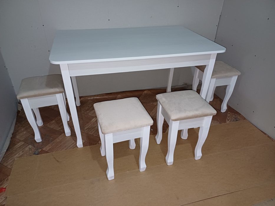 Кухонный стол новый с 4 табуреткам.и