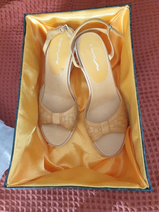 Босоножки новые продам