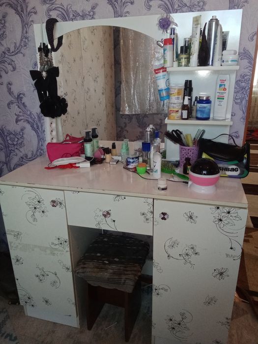 Жатын төсегі бар,айна, шифонер сатылады
