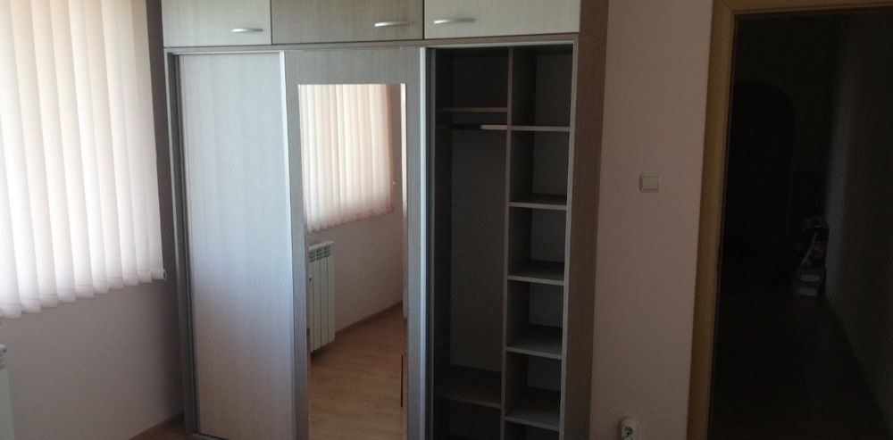 Гардероб с плъзгащи врати и огледало