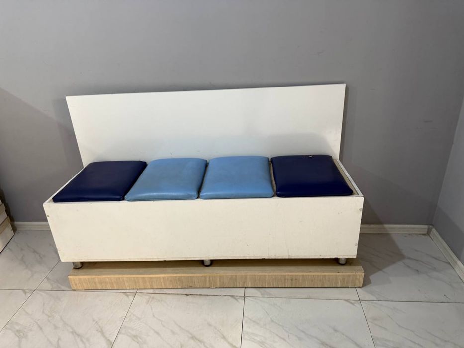 Ресапшн стол,тумбочка, стул ожидания