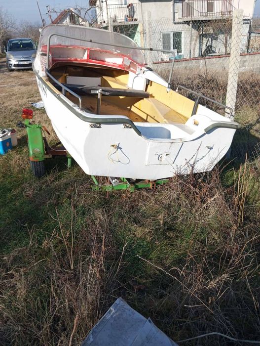 Лодка с извънбордов двигател 10к.с.