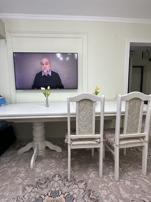 Овальный стол со стульями