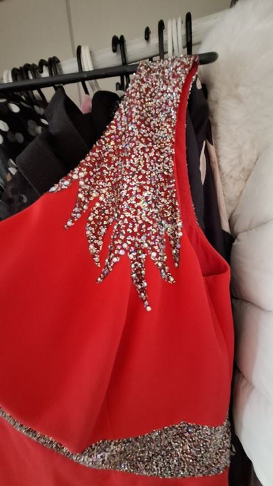 Официална червена рокля