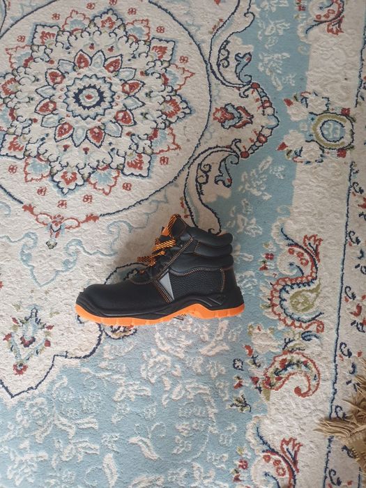 Продам спецботинки