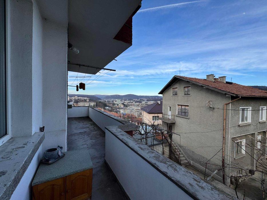 два самостоятелни етажа с гараж и двор