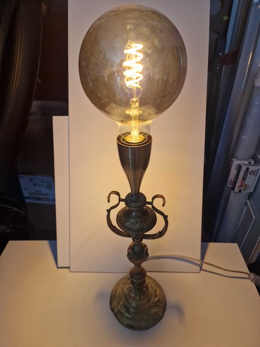 Бронзова настолна лампа ретро.