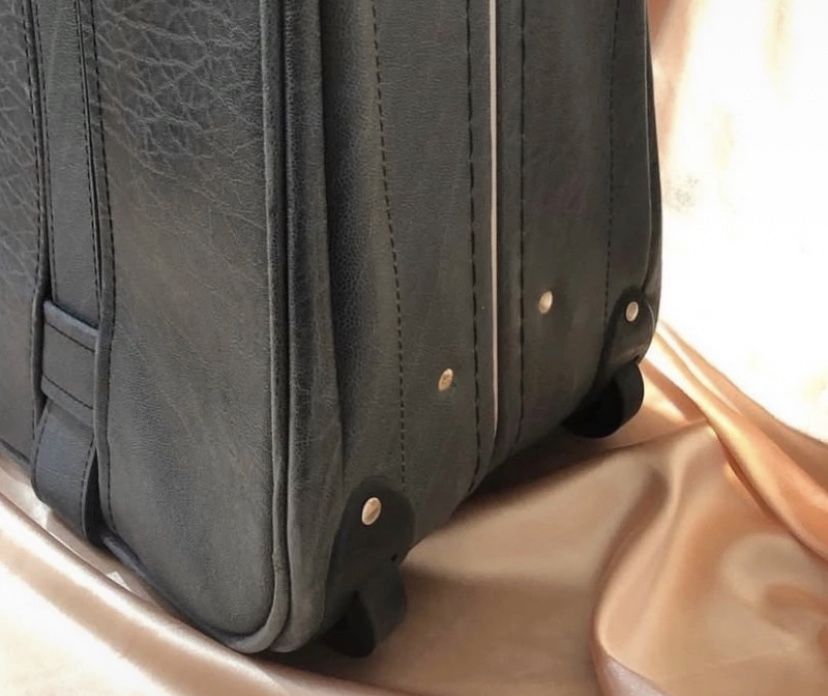 Geamantan vintage cu o culoare deosebită, prezintă roți