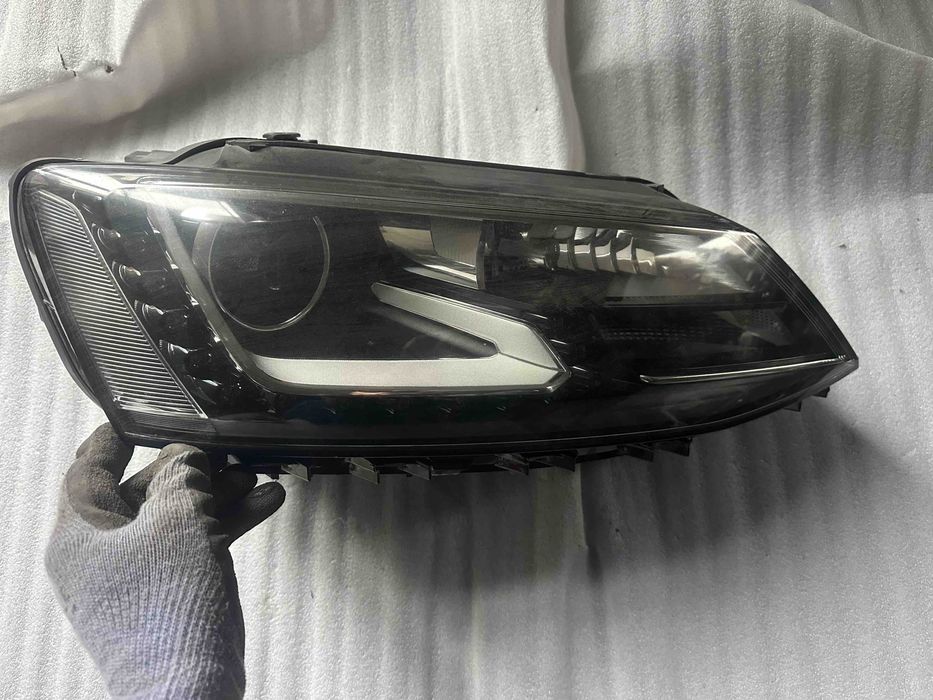 Vw Jetta Десен Фар Завиващ 5C7941752E