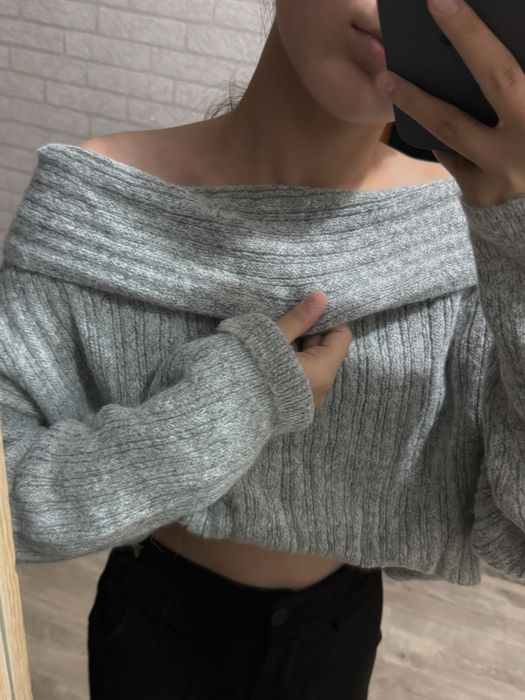 Кофта с открытыми плечами