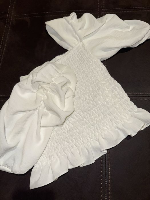 Бяла блуза с леко набрани ръкави – чисто нова