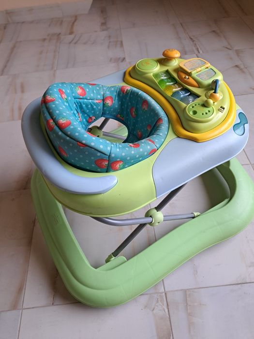 Scaun bebe cu măsuță