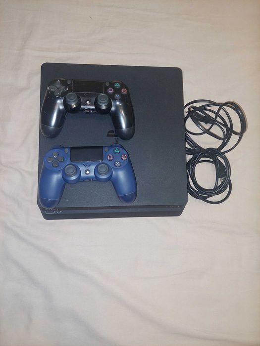 De vanzare playstation 4 slim , stare buna