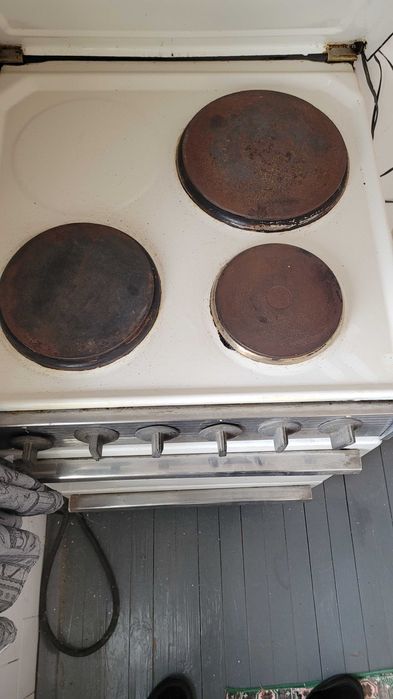 Стара готварска печка от соца , работеща от соца.