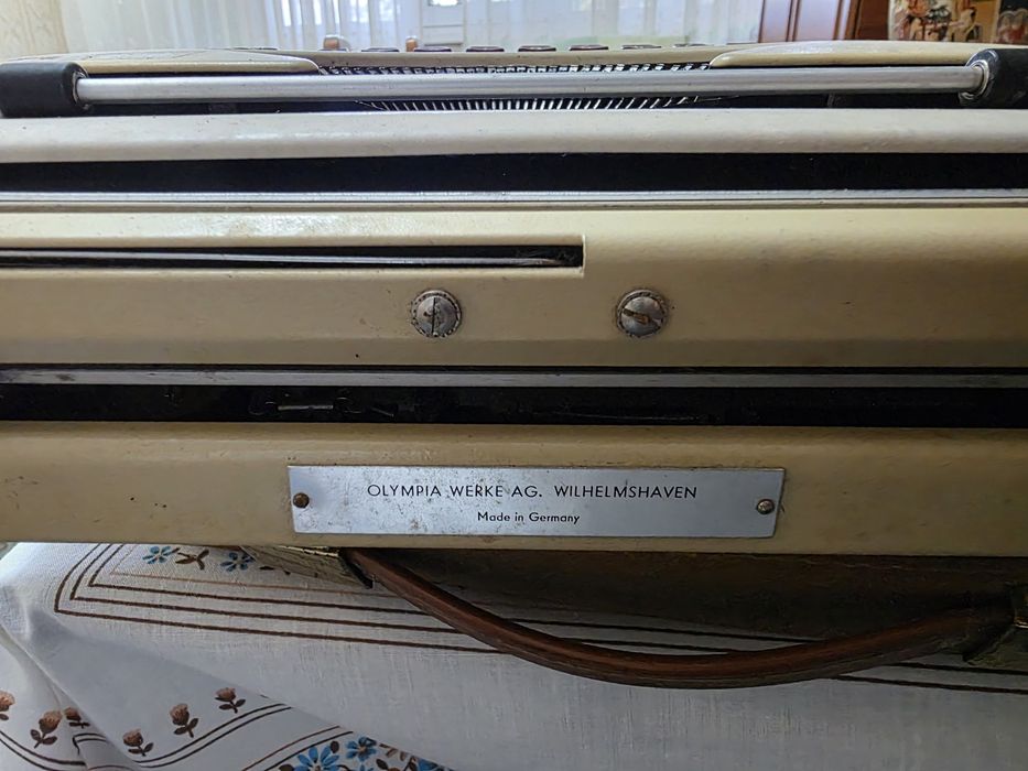 Mașină de scris Olympia Splendid 33 vintage, Made in Germany, cu husă