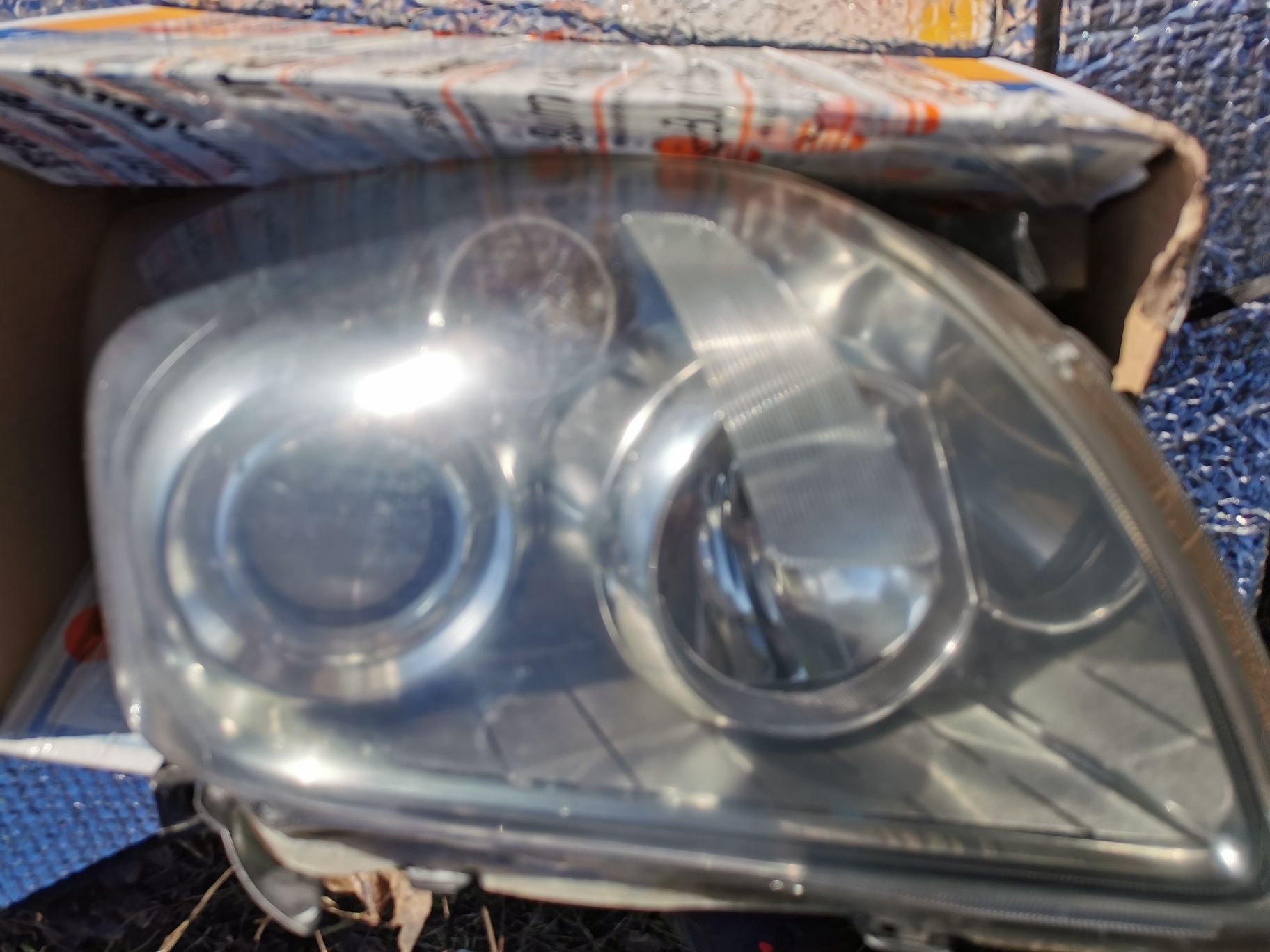 Десен фар за Toyota avensis t25 фейслифт гр. Кнежа • OLX.bg