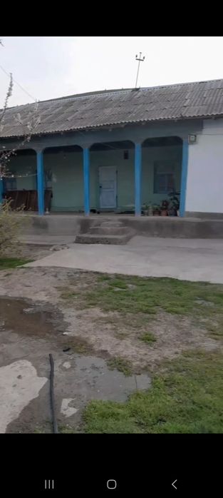 Uy soyiladi 7 sotix 3 xona svet gaz suv hamma sharoyit bor yasashga