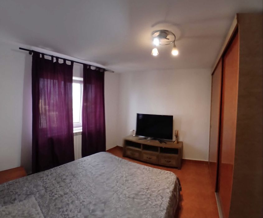 Inchiriez apartament cu 2 camere, decomandat