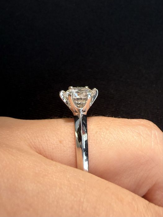 Кольцо с бриллиантом