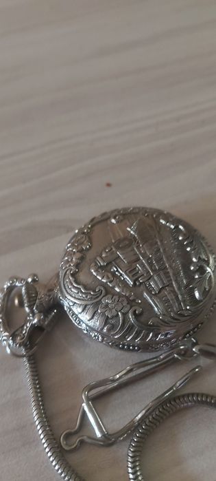 Продавам двата джобни часовника. Може заедно или по отделно.