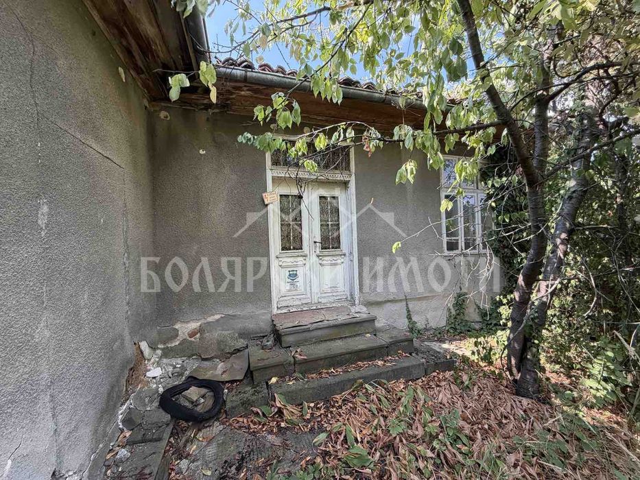 Парцел със стара къща в гр.Лясковец