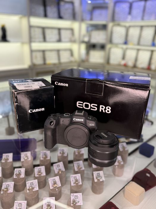 Камера Canon EOS R8