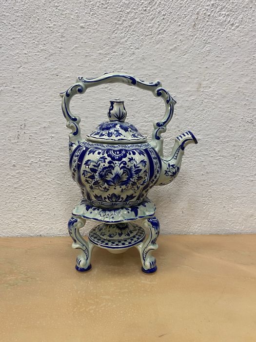 Белгийски порцеланов чайник  със стойка и спиртник на Boch Belgium