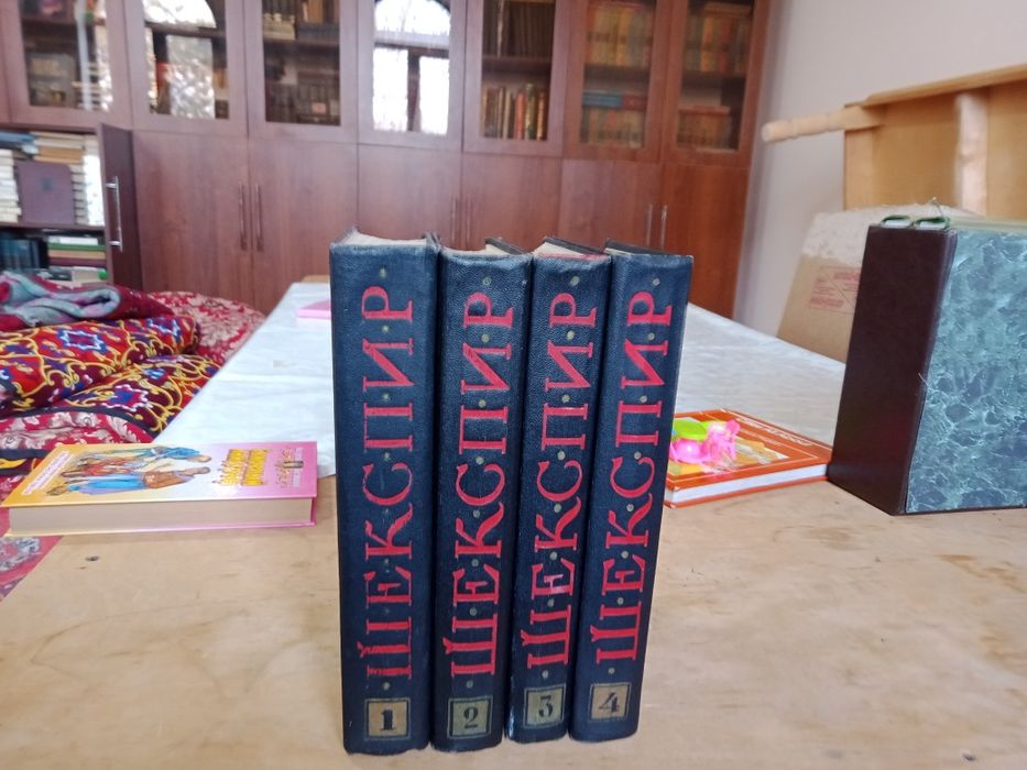 Продаются разные книги.