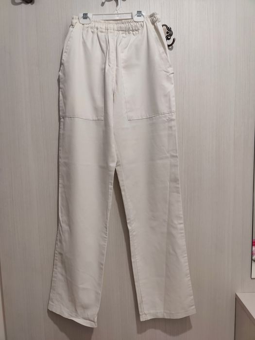 Pantaloni albi pentru asistenți