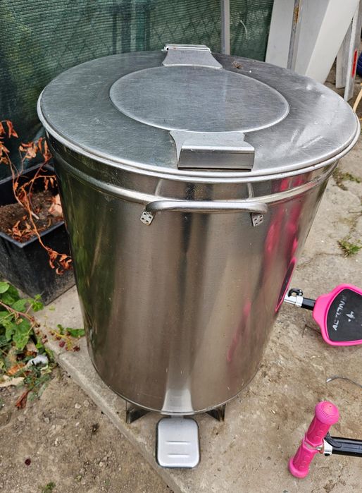 Vând coș de gunoi din inox.
