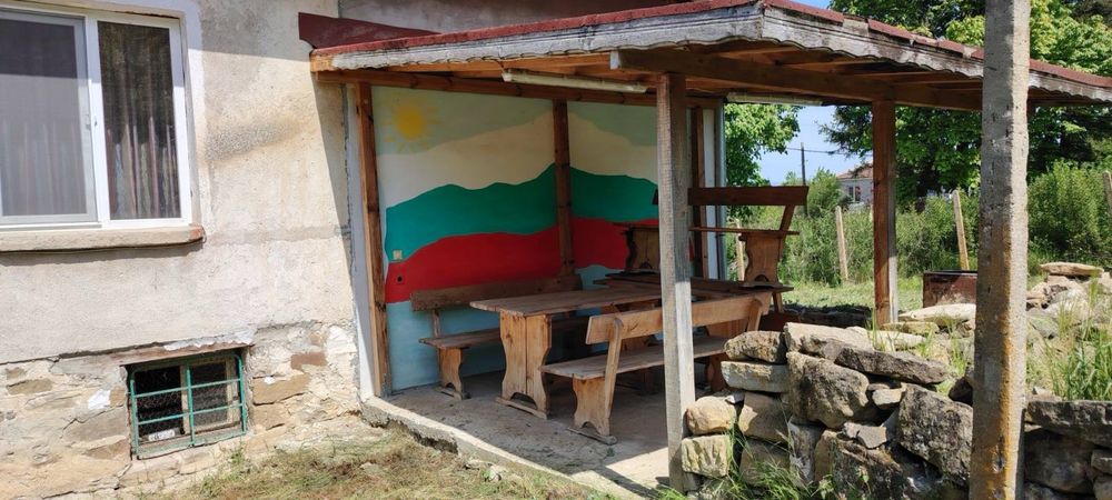 Двуетажна къща с двор с лозе и овощки