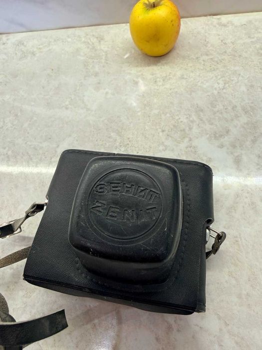 Продается новй пленочный фотоаппарат Зенит цена 1000$