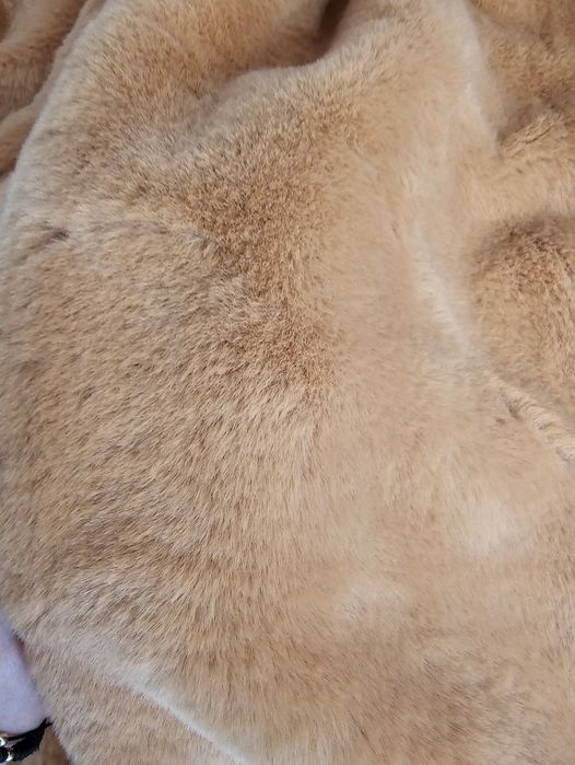 Vând haine de blana ecologica cu gluga foarte ușoare și calduroase noi