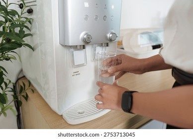 Dozator cu apa filtrată la birou