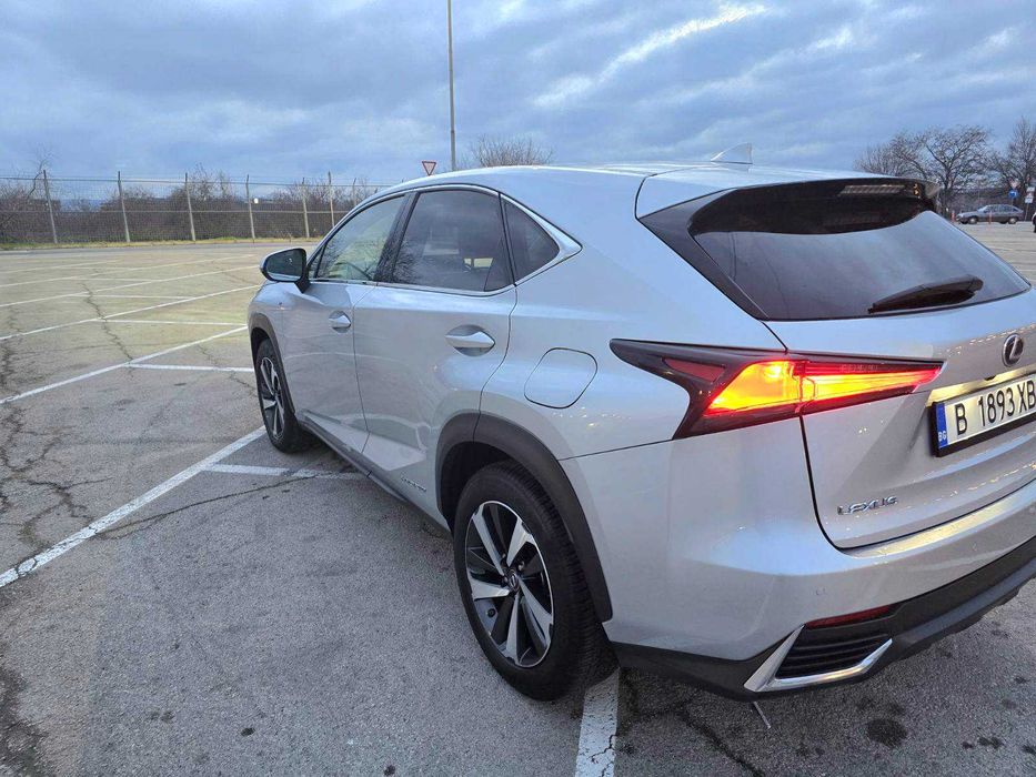 продавам автомобил Lexus