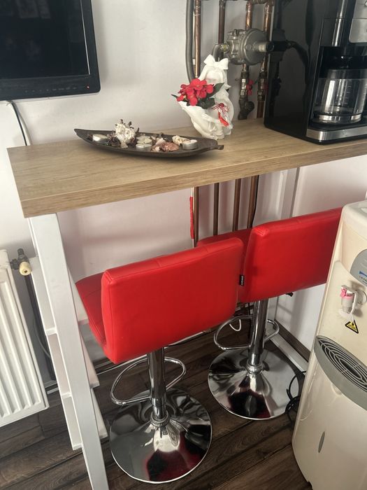 Vand un pult gen bar cu 2 scaune