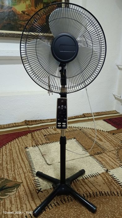 Напольный вентилятор AVURA. Трёхскоростной. Пультовой.