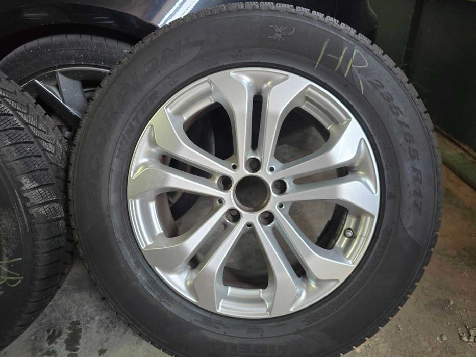 Гуми 4бр Pirelli 235/65/R17 с оригинални Джанти за Mercedes GLC