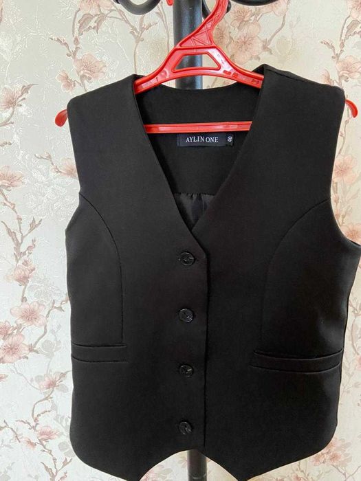 Продам школьные жакеты-жилетки  на девочку 10-12 лет, новые