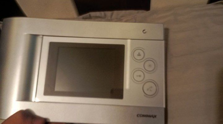 видеодомофон — модель Commax CDV-43Q с 4,3-дюймовым цветным дисплеем.